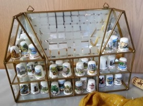 Colección de dedales en vitrina de latón y vidrio. 30 unidades. Old timbles.