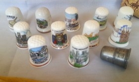 Dedales de colección. 12 unidades. Diferentes partes del mundo. Old thimbles for rent. Utilería de costura.