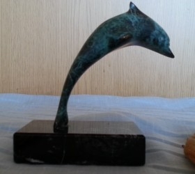 Delfín en bronce policromado sobre base de marmol.