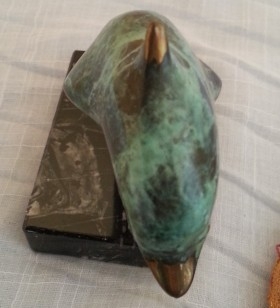 Delfín en bronce policromado sobre base de marmol.