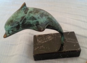Delfín en bronce policromado sobre base de marmol.