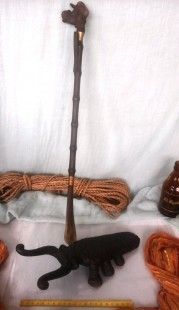 Descalzador. Dos piezas. Muy original y viejito.