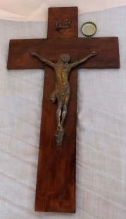 Crucifijo en madera y metal. Años 60.