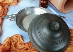 Ensaladera antigua con su tapa. Fabricada en estaño.