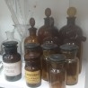 Frascos antiguos farmacéuticos. Cantidad y variedad de tarros y vidrio de laboratorio.