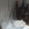 Frascos antiguos farmacéuticos. Cantidad y variedad de tarros y vidrio de laboratorio.