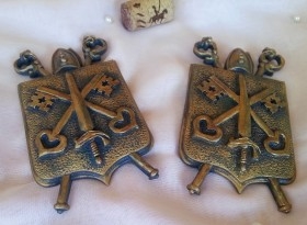 Escudos de armas. Placas pequeñas. Pareja. Atrezzo para escenografía.