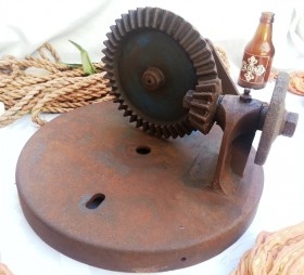 Esmeril antiguo manual, afilador, amoladora. Fantásticos engranajes