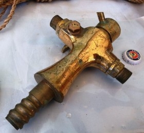 Antiguo espadín, grifo de cerveza. En bronce. Para conectar al antiguo barril