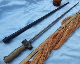 Bayoneta de principios siglo XX con su funda original. Terrible.