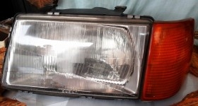 Faro delantero izquierdo de Audi 100 - 22 e. Coche clásico