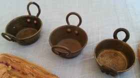 Cazos de cobre en miniatura.