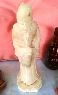 Figura en alabastro de anciano chino.