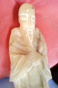 Figura en alabastro de anciano chino.