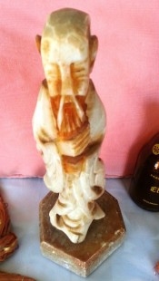 Figura en alabastro de anciano chino.