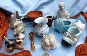 Lote de 12 piezas decorativas (figuritas) en cerámica o barro.