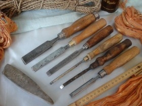 Formones con su piedra de afilado. Conjunto. Maestro carpintero. Imponentes. Old chisel