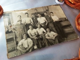 Foto antigua de taller de carpintería. Original. Años 30. Emblemática. Tienda de props de época.