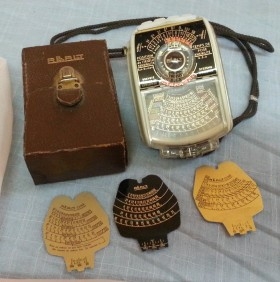 Fotómetro antiguo en su funda original.