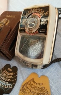 Fotómetro antiguo en su funda original.