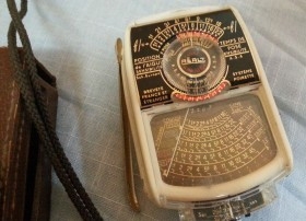 Fotómetro antiguo en su funda original.