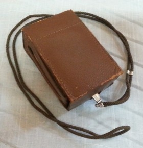 Fotómetro antiguo en su funda original.