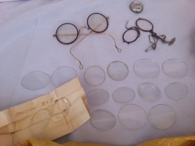 Gafas centenarias. Lentes de época. Hundreds of glasses. Original box. Eye lenses. Alquiler de utilería.