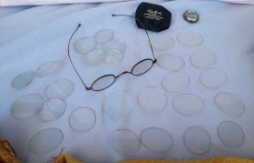 Centenarias gafas. Lentes de época. Hundreds of glasses. Decorado de época. Madrid.