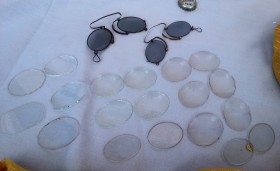 Gafas centenarias. Lentes de época. Hundreds of glasses. Eye lenses. Utilería de época.