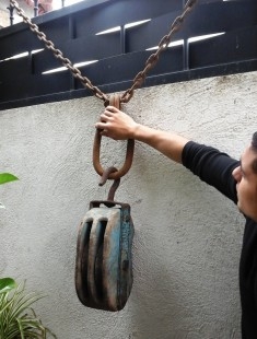 Garrucha, polea, roldana. Muy grande. Antigua.
