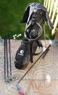 Equipo de golf. Carro bolsa con 5 palos. Años 90. Golf equipment.