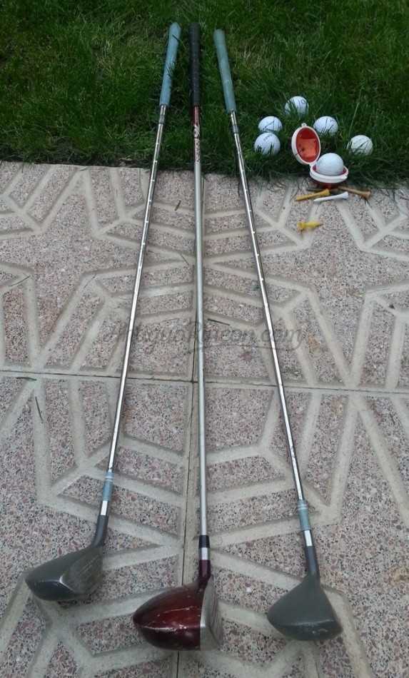 Palos de golf viejos. Conjunto de 3 palos y 6 pelotas de golf. Old golfers