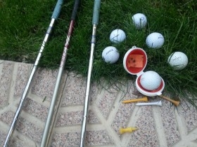 Palos de golf viejos. Conjunto de 3 palos y 6 pelotas de golf. Old golfers