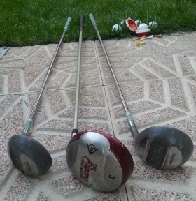 Palos de golf viejos. Conjunto de 3 palos y 6 pelotas de golf. Old golfers