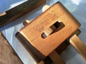 Gramiles. Pareja. Viejas herramientas medición de carpinteros y ebanistas en alquiler para atrezzo.