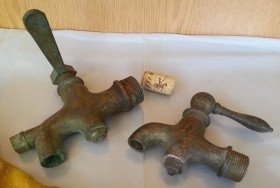 Grifos antiguos en bronce. Pareja. No funcionan. Antique taps in bronze. Alquiler fontanería.