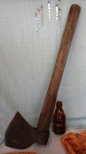 Antigua hacha años 40. Pieza de forja. Estilo medieval.