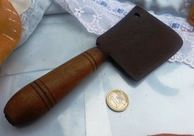 Hacha de carnicero. Macheta vieja. Cuchillo cocina.