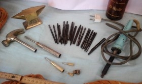 Antiguas herramientas de maestros orfebres, joyeros. Preciosa colección punzones. Props online.