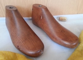 Hormas de maestro zapatero en madera. Años 20. Centenarias. Ancient hormes. Utilería zapatería antigua.