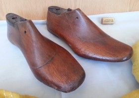 Hormas de maestro zapatero en madera. Años 20. Centenarias. Ancient hormes. Decorado zapatería antigua.