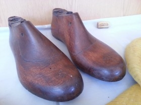 Hormas de maestro zapatero en madera. Años 20. Centenarias. Ancient hormes. Alquiler props zapatería antigua.