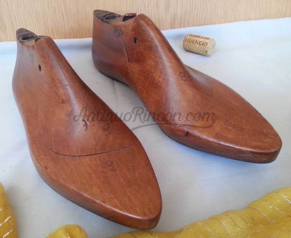 Hormas de maestro zapatero en madera. Años 20. Centenarias. Ancient hormes. Alquiler utilería zapatería antigua.