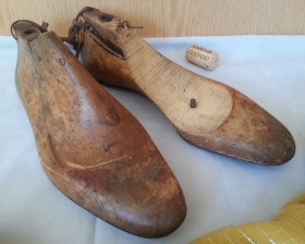 Hormas de maestro zapatero en madera. Centenarias. Ancient hormes. Alquiler atrezzo zapatería antigua.