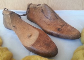 Hormas de maestro zapatero en madera. Centenarias. Ancient hormes. Props zapatería antigua.