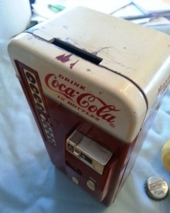 Hucha de Coca-Cola. Vieja. Muy fuerte y pesada. Año 95