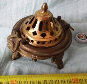 Pequeño incensario en bronce. Con soporte y tapa. Útil y precioso.