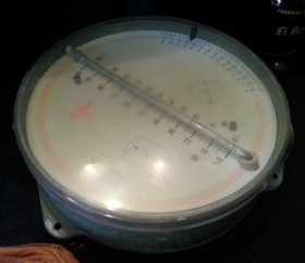 Indicador temperatura. Termómetro con mercurio. De vieja maquinaria. Temperature indicator