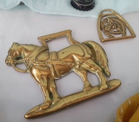 Insignias de caballos. En bronce. Británicas. Props ganadería en alquiler.