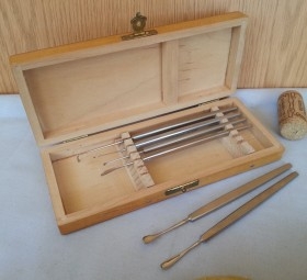 Bisturís. Colección de 6 instrumentos quirúrgicos. Excelente conservación.